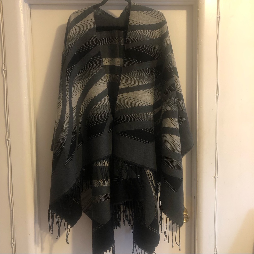 ❤️ Black and grey fringe poncho one size